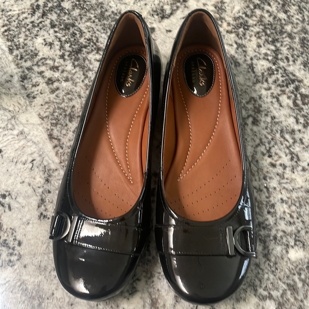 Like new Clark’s leather upper. Size 9.5.  Worn only a few times.